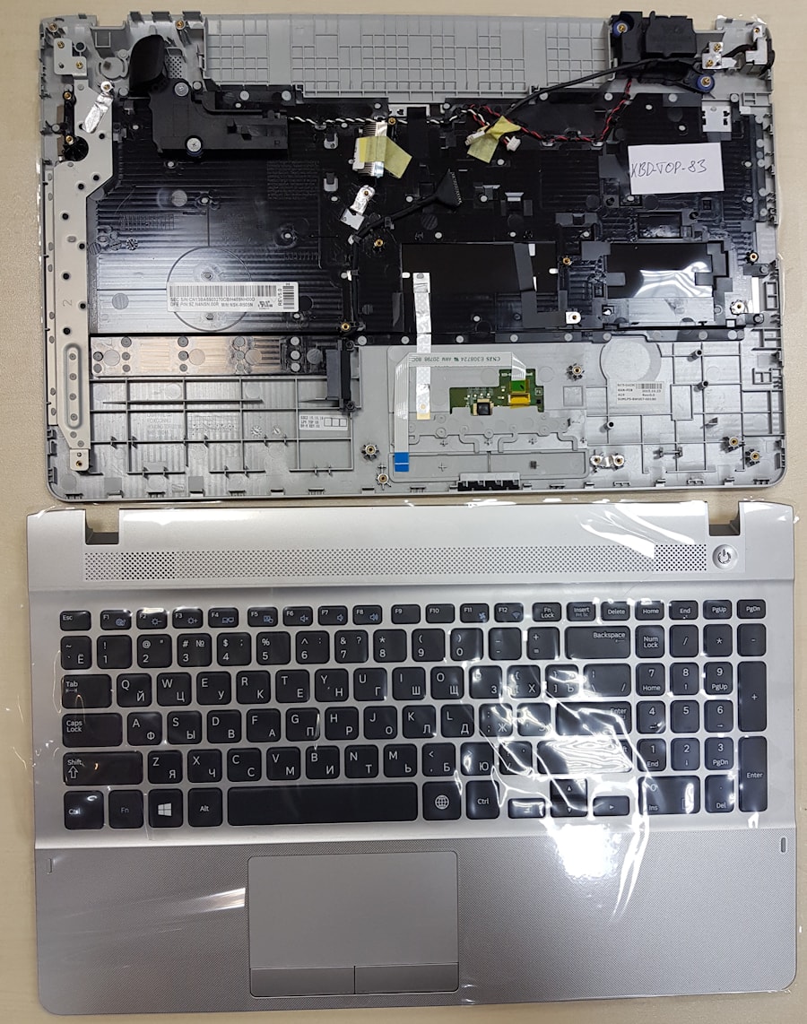 Клавиатура для ноутбука Samsung NP270E5E, NP270E5V, NP270E5J, NP270E5G, NP270E5U черная, верхняя панель в сборе (серебряная)