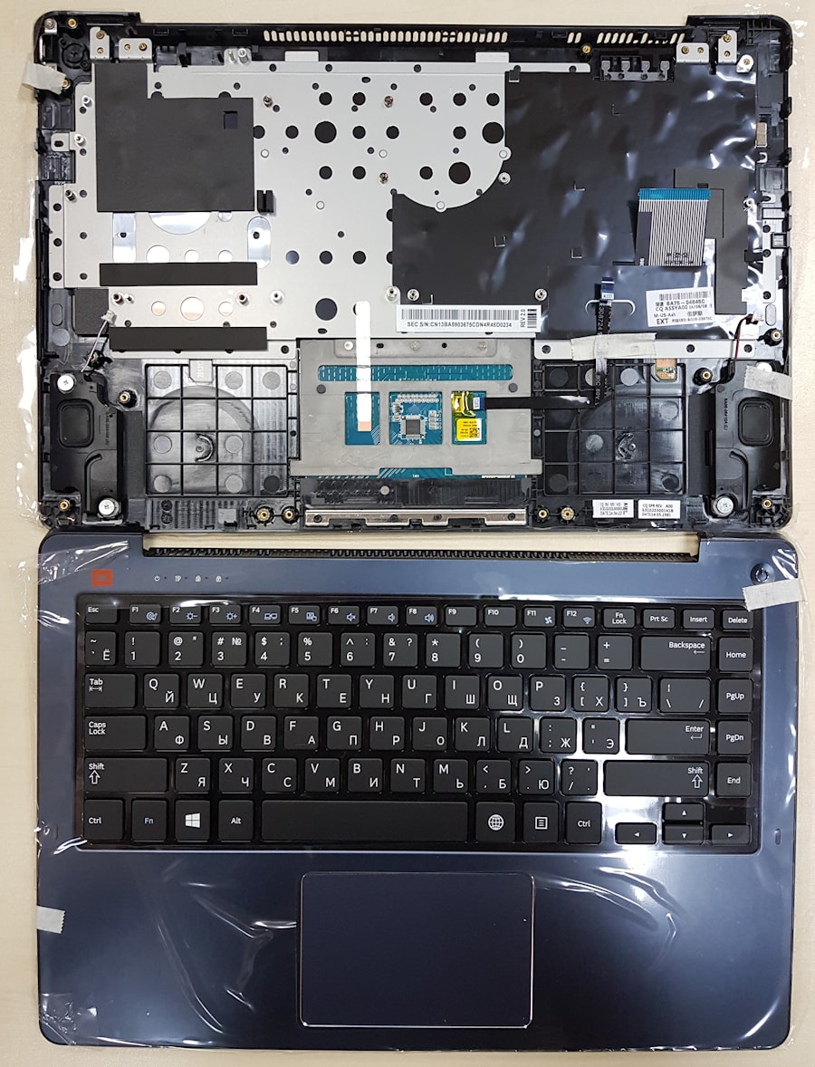 Клавиатура для ноутбука Samsung NP530U4E, 540U4E черная, верхняя панель в сборе (синяя) (с разбора - малозаметные потертости)