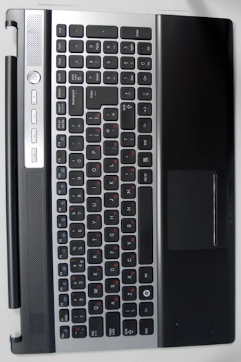 Клавиатура для ноутбука Samsung RF510, RF511 черная, верхняя панель в сборе (серебряная)