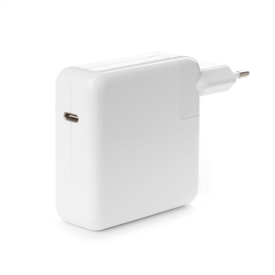 Универсальный Блок питания (зарядное) 61W c портом USB-C, Power Delivery 3.0, Quick Charge 3.0. PN: MNF72Z/A. Белый