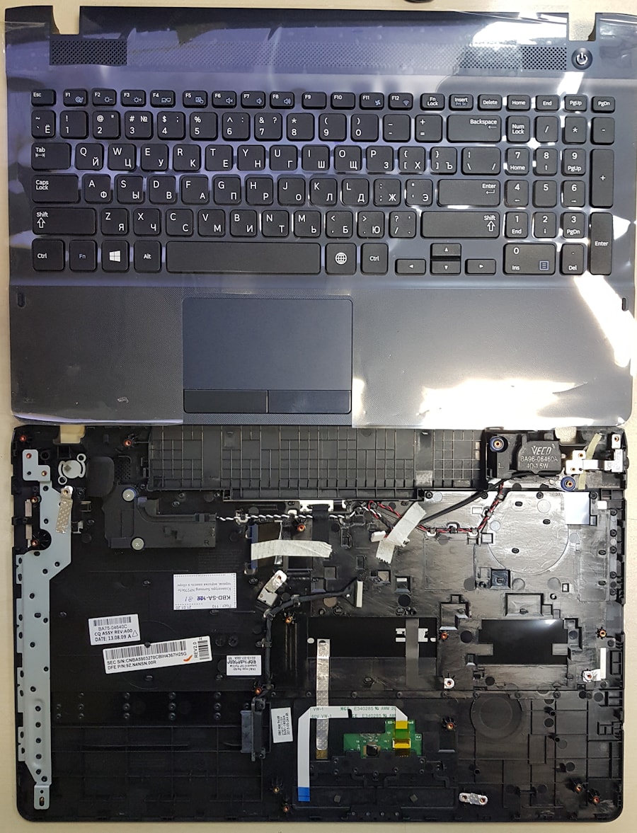 Клавиатура для ноутбука Samsung NP270E5E, NP270E5V, NP270E5J, NP270E5G, NP270E5U черная, синяя верхняя панель в сборе
