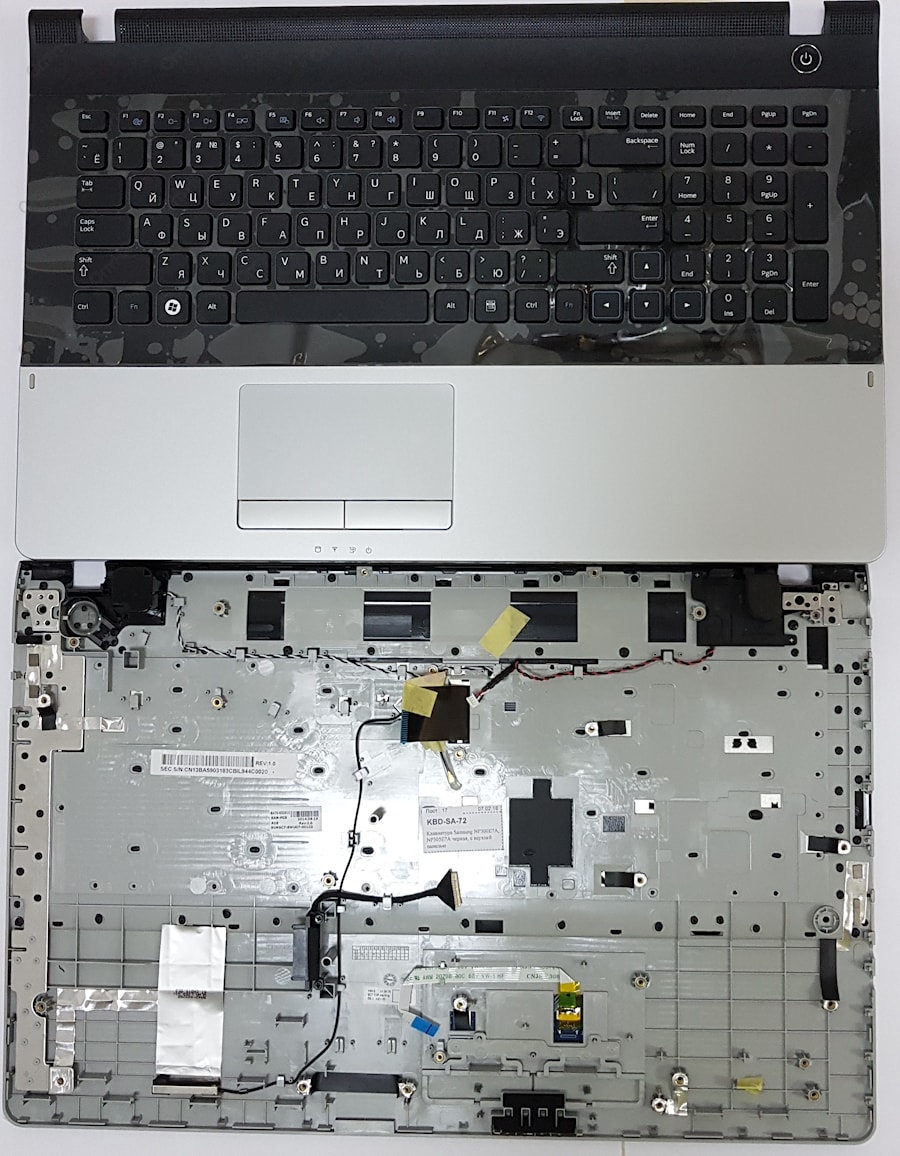Клавиатура для ноутбука Samsung NP300E7A, NP305E7A черная, верхняя панель в сборе